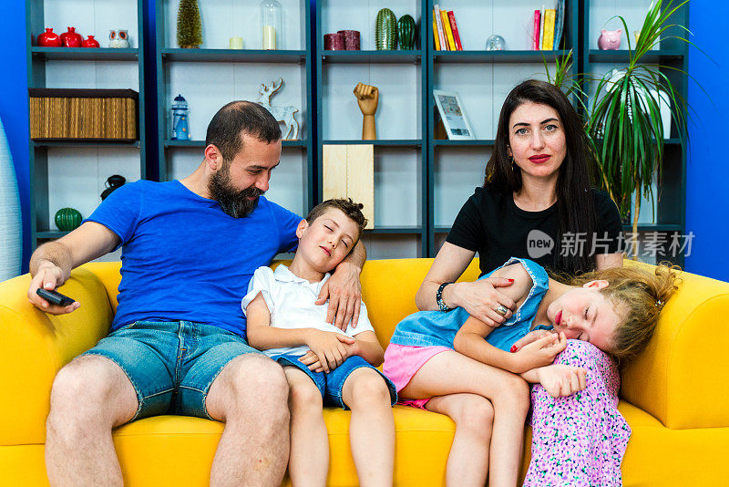 幸福的家庭一起看电视