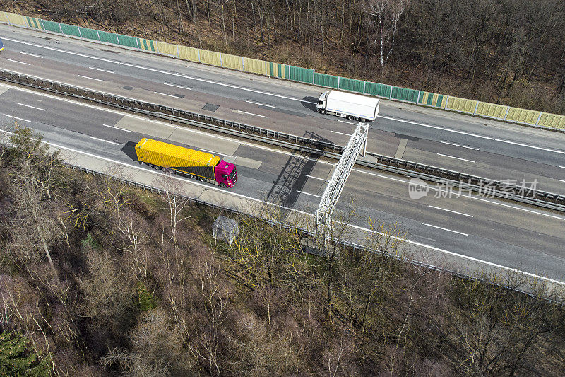 公路上的卡车收费系统-控制龙门，鸟瞰图