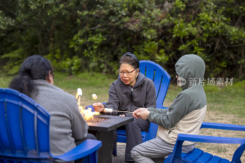 在火坑边做冰淇淋