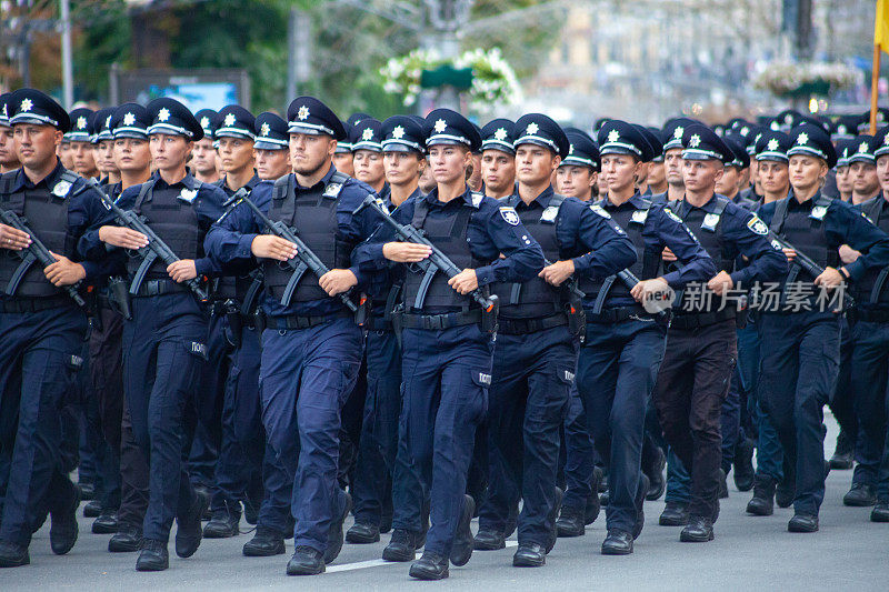 乌克兰国家警察。乌克兰军队。救援人员。军队在游行中行进。人群的行进。陆军士兵