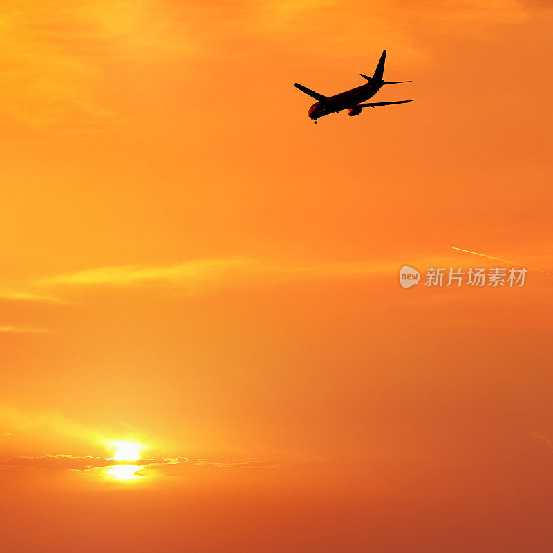 驾驶商用飞机和美丽的日落