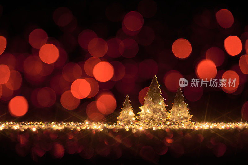 闪亮的圣诞树背景-散焦金红色散焦