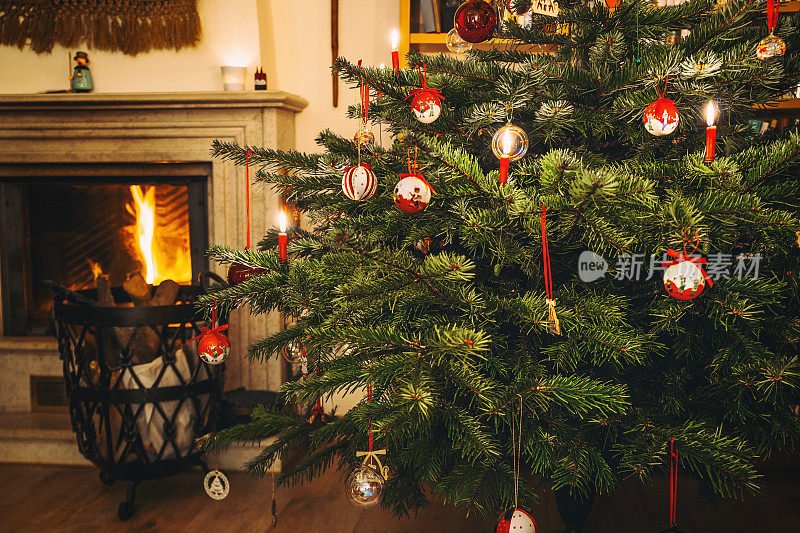 壁炉旁装饰精美的圣诞树