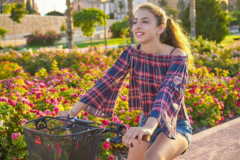 十几岁的女孩在市花公园里骑自行车
