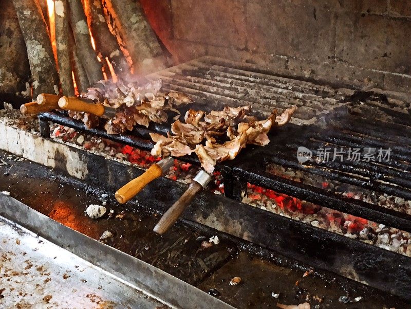 传统的土耳其烤肉串在伊斯坦布尔烹饪