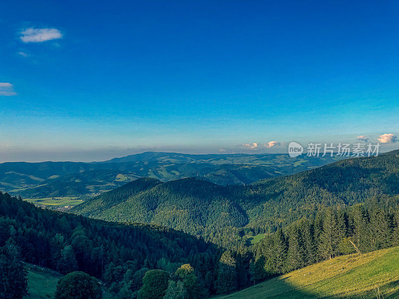 德国黑森林山谷的景色。