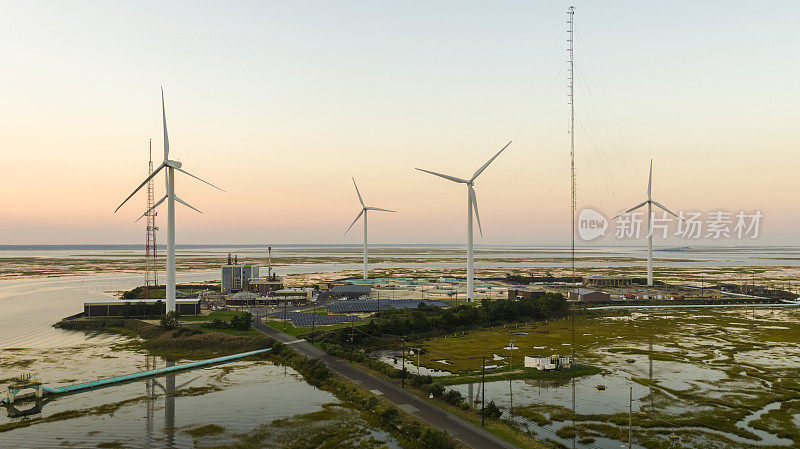 水处理厂由风力涡轮机和太阳能电池板供电。