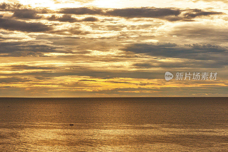 日落时分，海与天空的景观引人注目