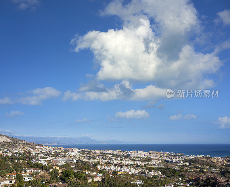 Benalmadena村庄俯瞰海滩和地中海的天际线