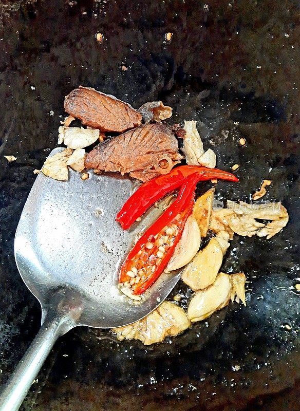 蒜，辣椒，咸鱼煎锅-泰式菜肴的配制。