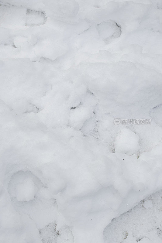 阳光下雪地上的人类脚印