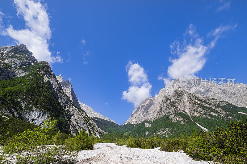 Dolomites的Oten山谷和Antelao山(意大利威尼托)