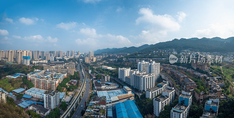 阳光明媚的重庆城市天际线