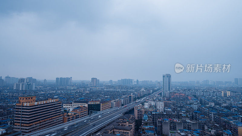 成都城市的天际线在阴雨天气