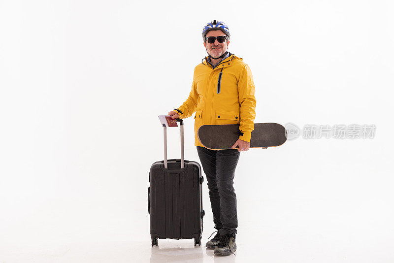愉快的旅行者拿着飞机票和白色背景的滑板