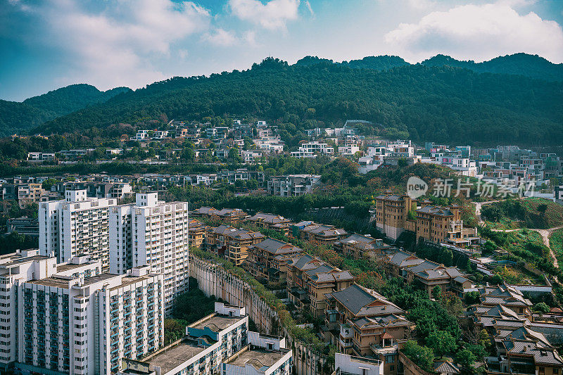 阳光明媚的重庆城市天际线