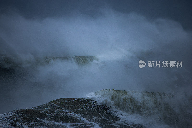 在暴风雨的日子，大海会掀起巨浪