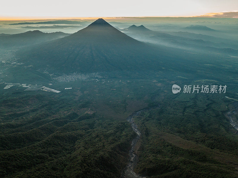 鸟瞰危地马拉的阿瓜火山