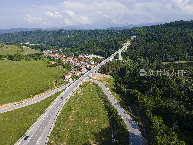 高架公路经过郊区，鸟瞰图。