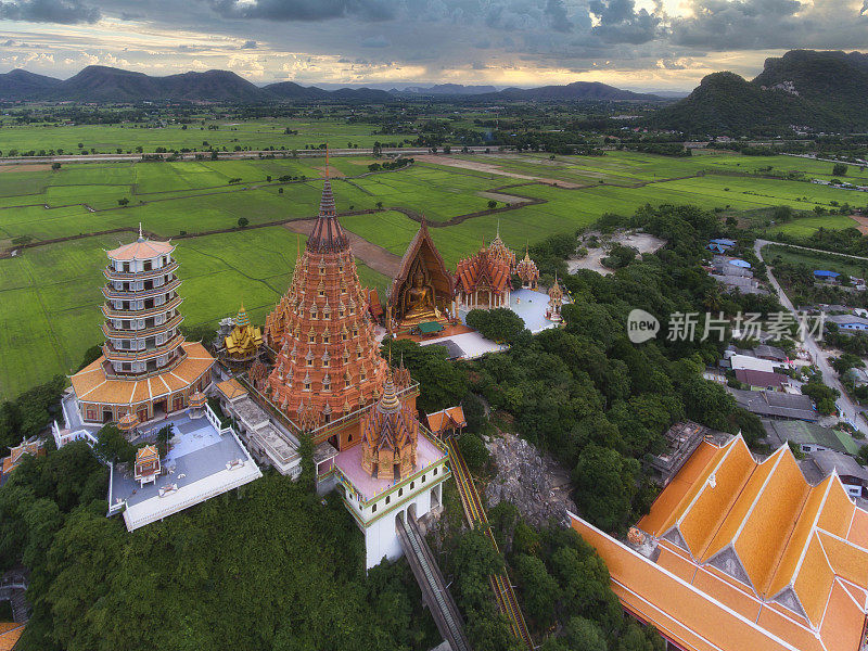 从空中俯瞰泰国北碧府外山顶上的苏阿寺。