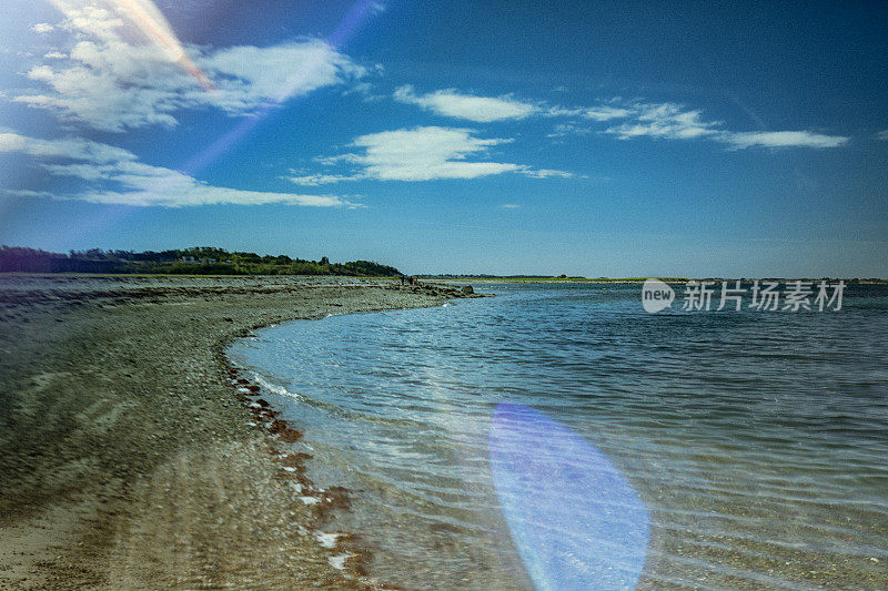 在峡湾的户外，一副复古电影的样子