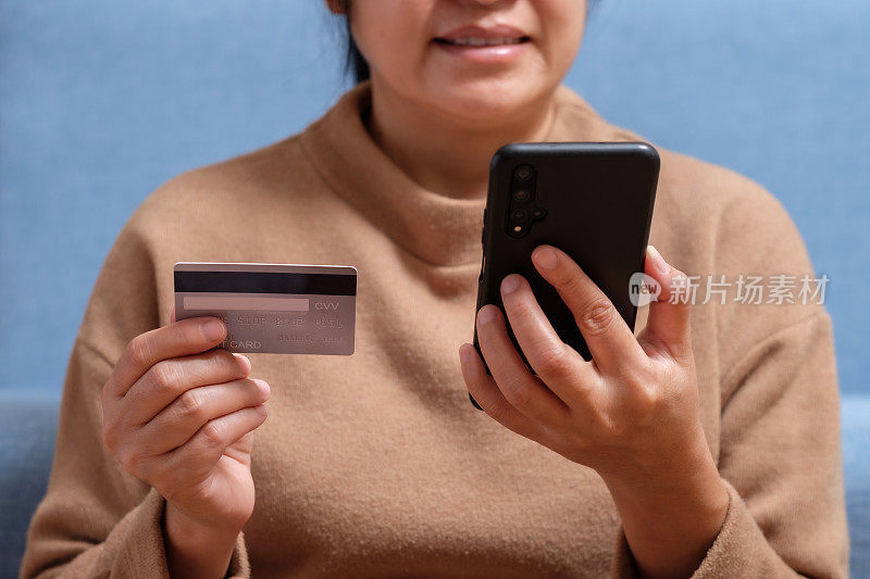 近手使用信用卡支付非接触式在线移动应用购物