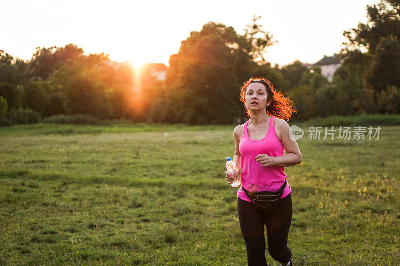 女人在日出时慢跑，日落时跑步