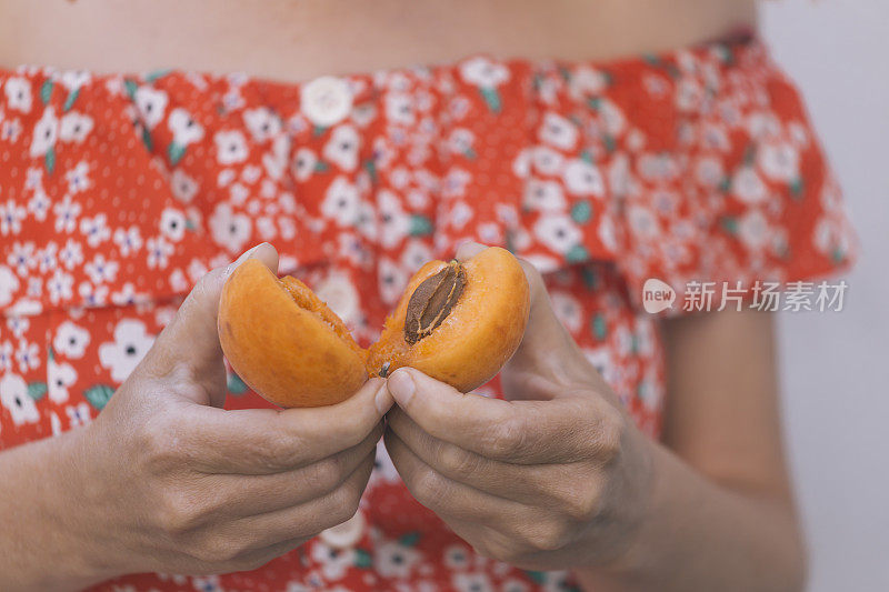 女性吃杏