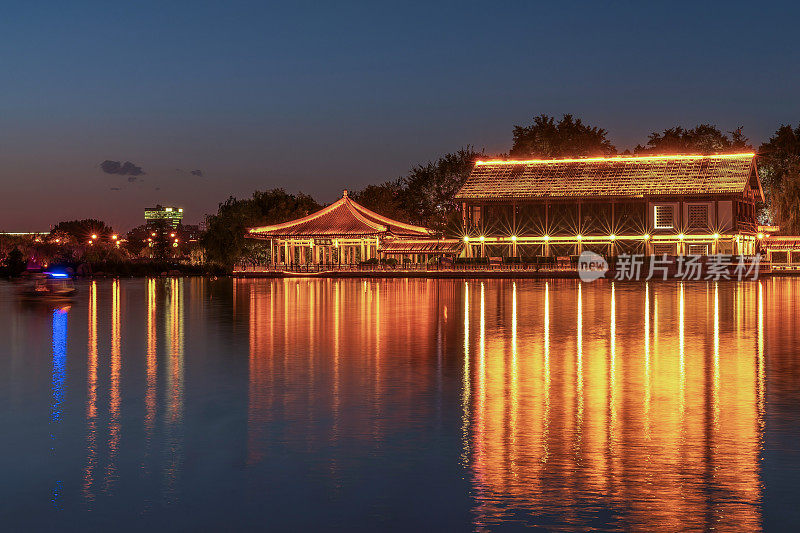 中国西安曲江池遗址公园的古代皇家园林夜景