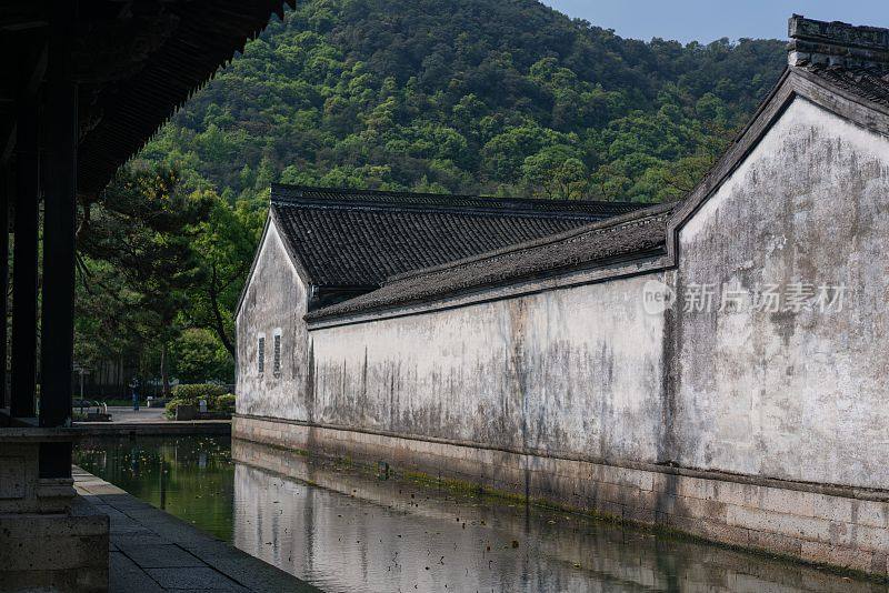 中国绍兴水面上的古老中国建筑