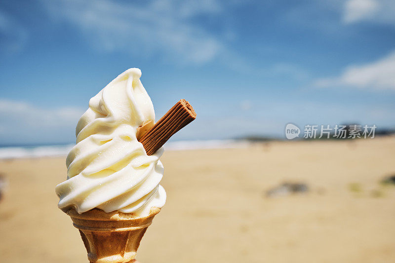 在一个阳光明媚的夏日，康沃尔郡纽基菲斯特拉海滩的一个冰淇淋蛋筒。