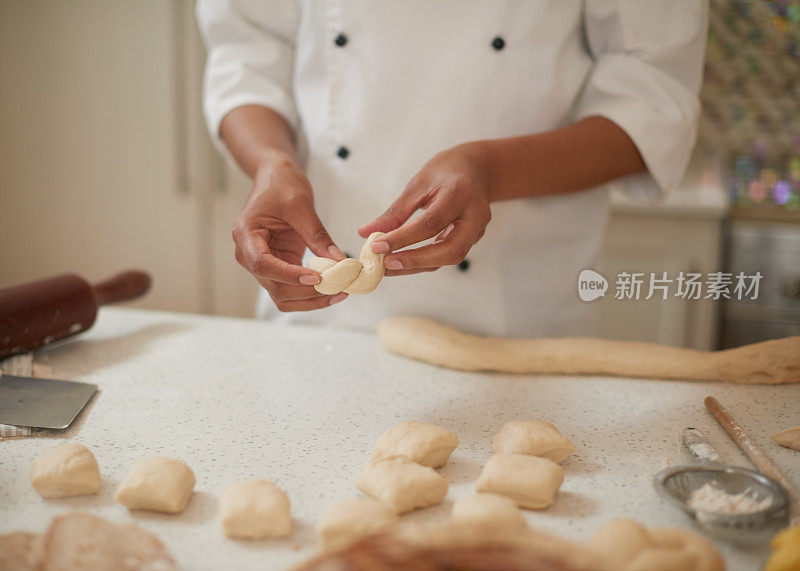 女糕点师揉面团准备烘焙的特写。特写面包店厨师用传统食谱揉面团的手。爱好烘焙和自制食物