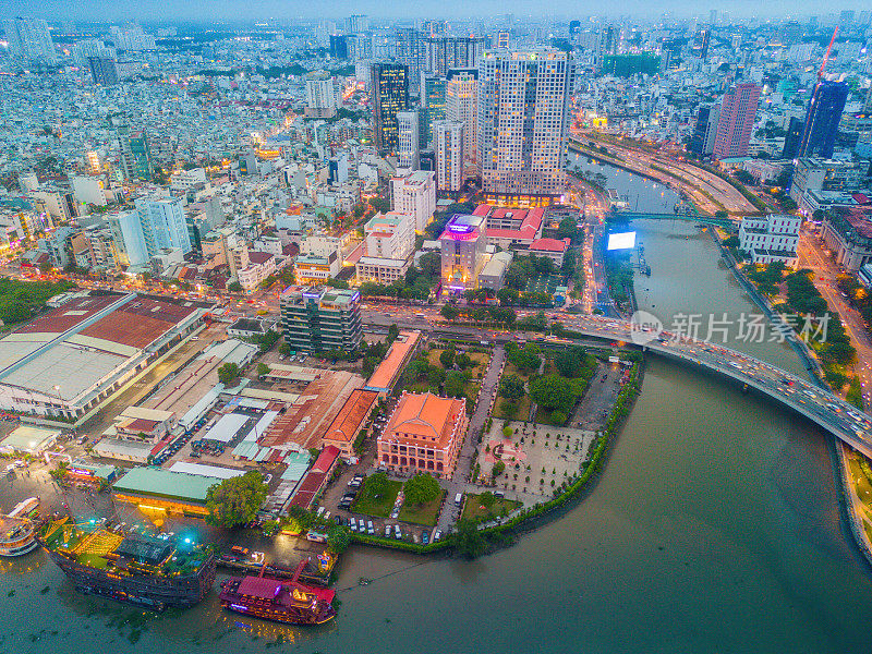 鸟瞰胡志明市的天际线和西贡河、芽荣码头和巴赫当港的摩天大楼。夕阳下多彩的西贡河。