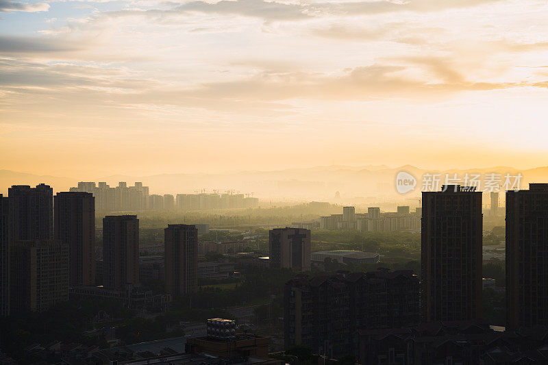 清晨，成都市上空乌云密布