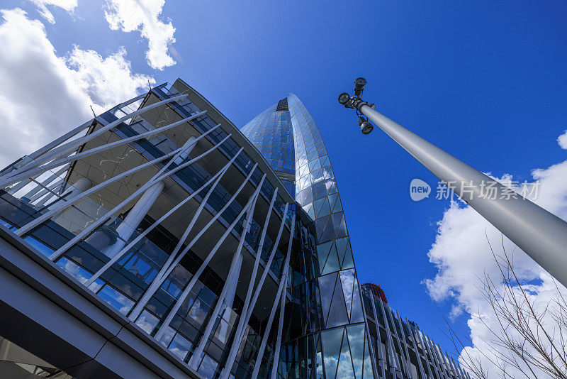 前面有路灯的城市建筑的一部分