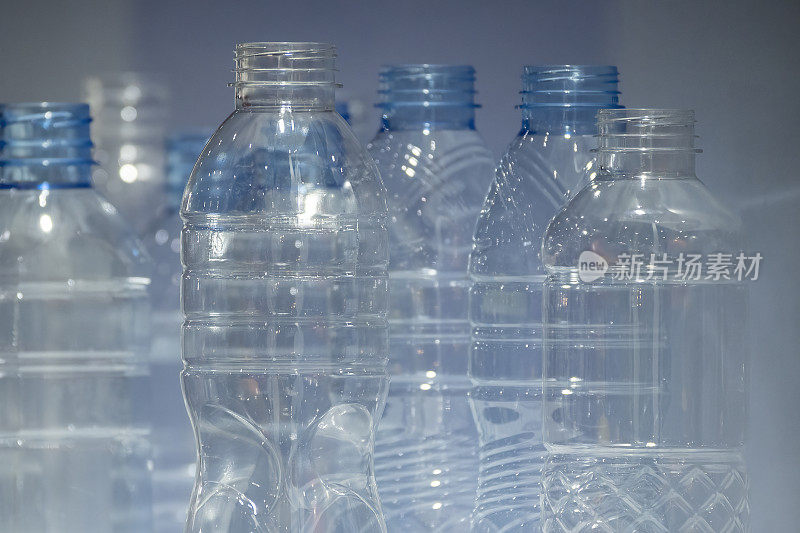 各种类型的塑料瓶。