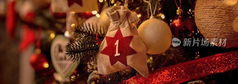 以生态袋的形式出现的日历挂在圣诞树上，背景是有壁炉和圣诞老人的靴子的圣诞屋。圣诞节的背景。出现日历。