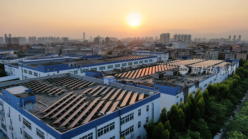 城镇建筑物屋顶上的太阳能发电