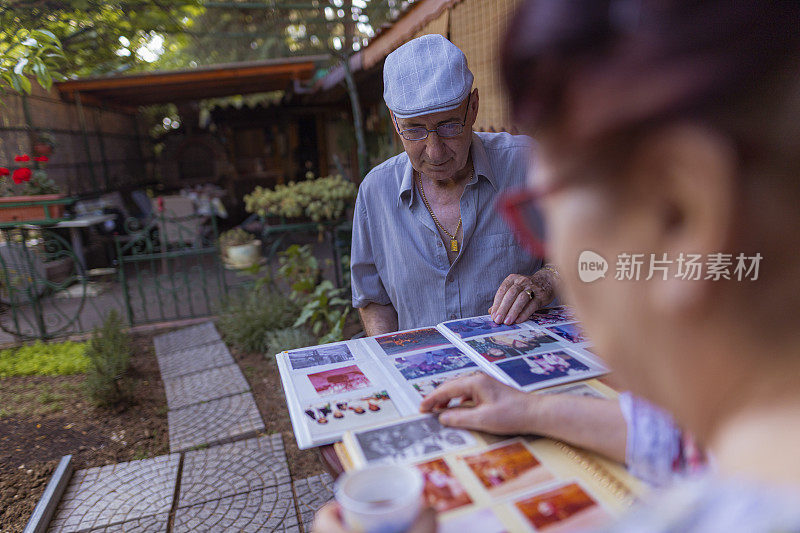 老夫妇通过照片讨论他们的人生成就