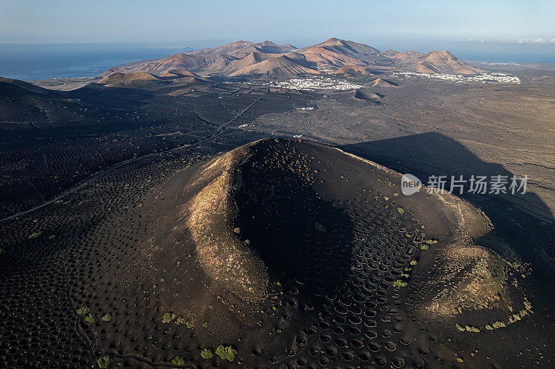 西班牙加那利群岛兰萨罗特岛拉格里亚葡萄酒谷的火山口鸟瞰图。