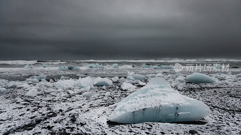 冰岛钻石海滩Jökulsárlón冬季全景Jokulsarlon黑海滩