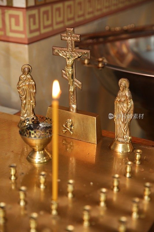 礼拜天，在金色的教堂里点燃宗教蜡烛，十字架和图标——基督教