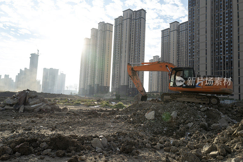 上午，挖掘机在一个建筑空土现场