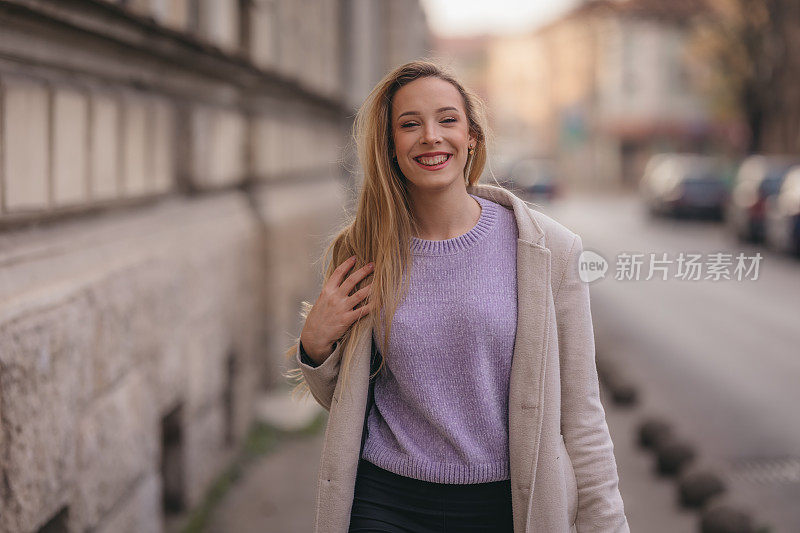 街上年轻漂亮的女孩。城市生活方式的写照。