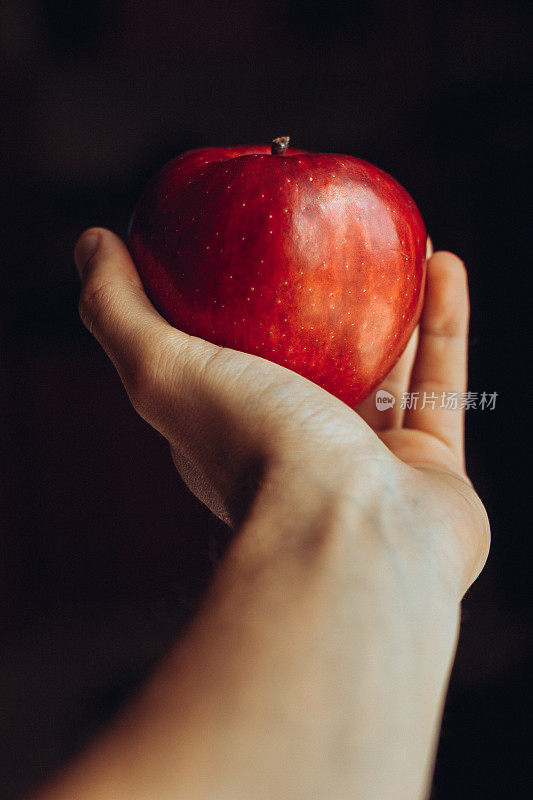 拿这个红苹果