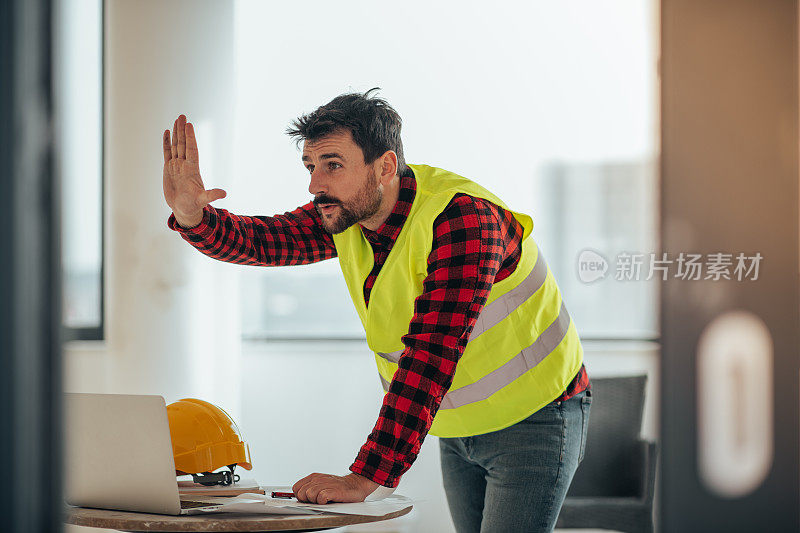 建筑工人向他的同事打招呼