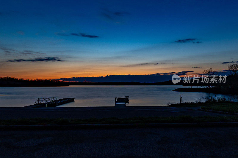 日落时迷人的湖岸景色
