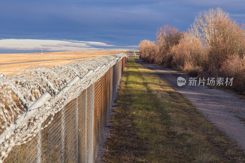 州边界有栅栏和倒刺铁丝网