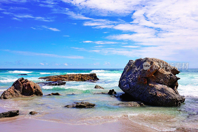 在南非开普敦附近的西开普，美丽的夏季海景，岩石和波涛汹涌的大海