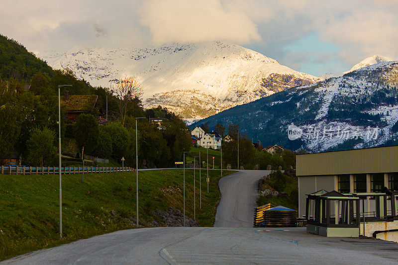山中的路。春天。挪威。景观。